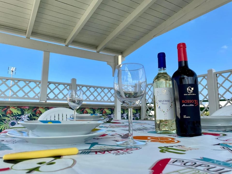 Balcony/Terrace, Dining area, Alcoholic drinks