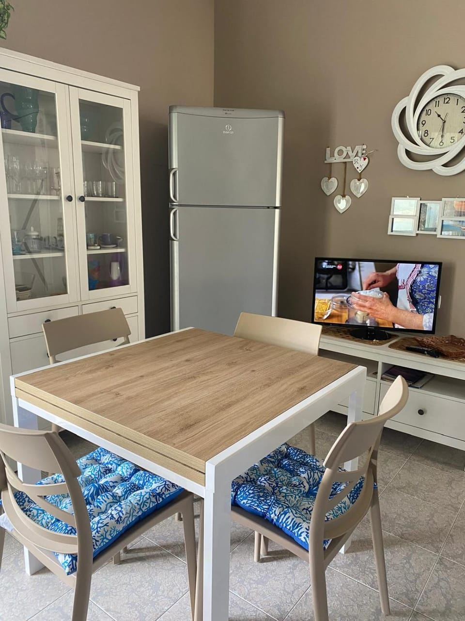 Communal lounge/ TV room, Living room, Dining area