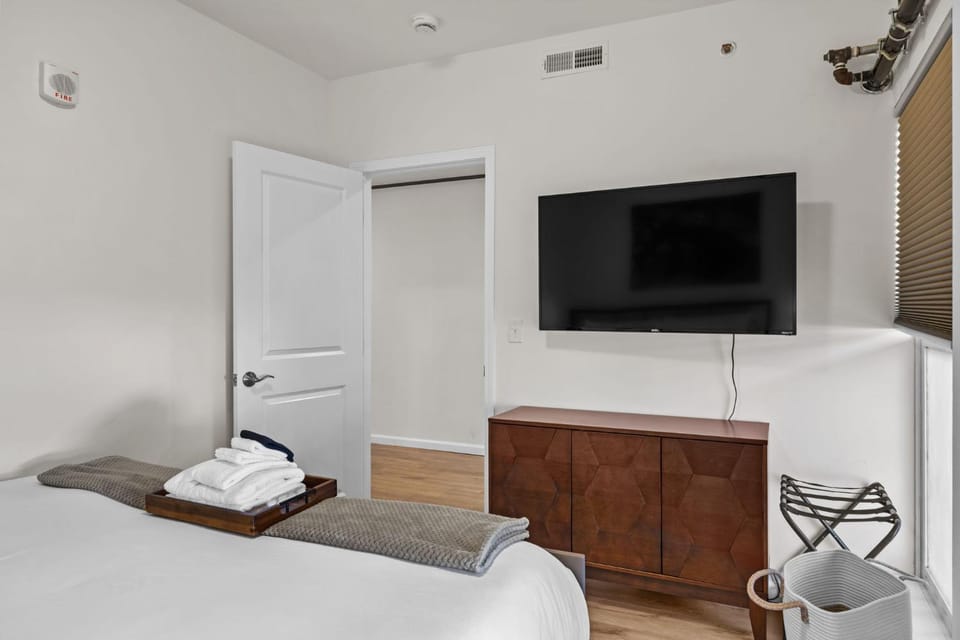 Bed, TV and multimedia, Photo of the whole room, Bedroom
