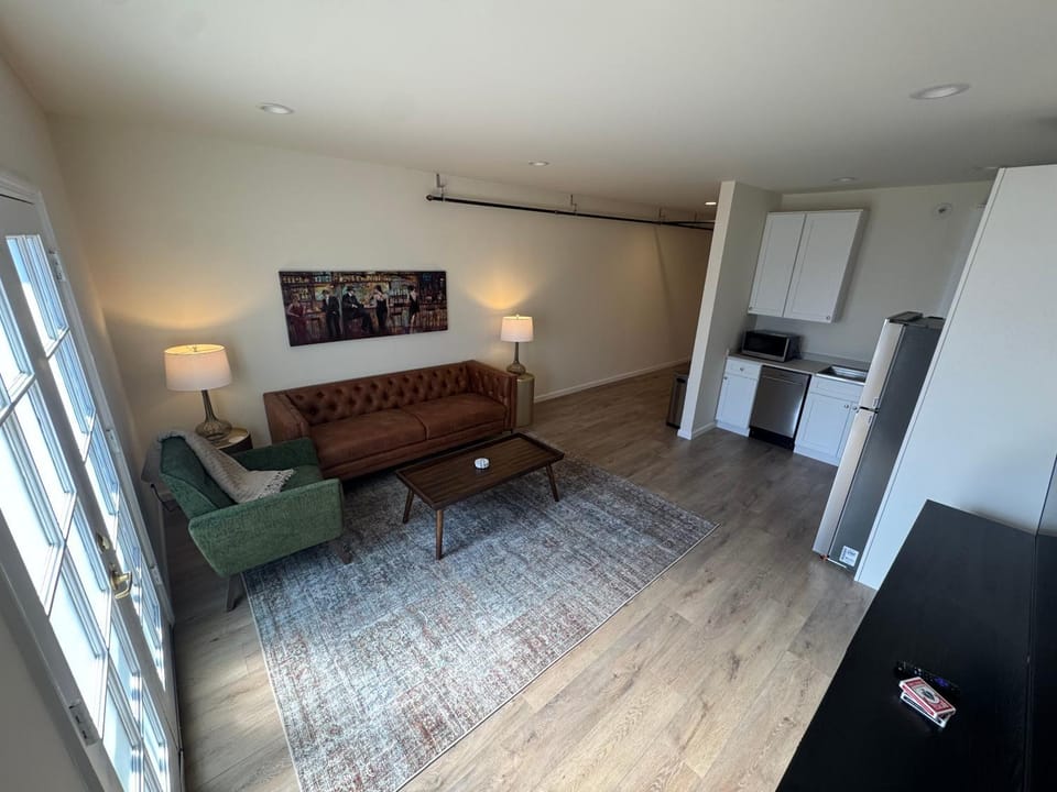 TV and multimedia, Kitchen or kitchenette, Living room, Seating area