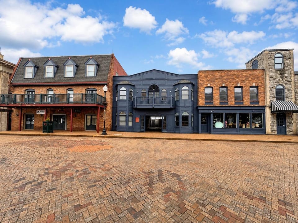 Property building, Facade/entrance, Day, Neighbourhood, City view