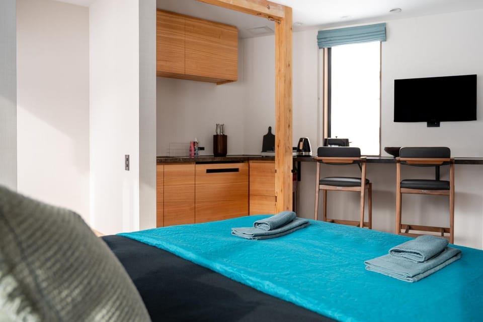 Bed, TV and multimedia, Kitchen or kitchenette, Dining area