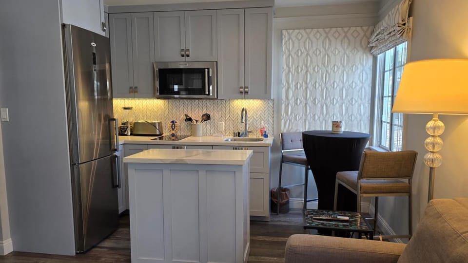 Bobbies Little Corner Apartment in Beverly Hills