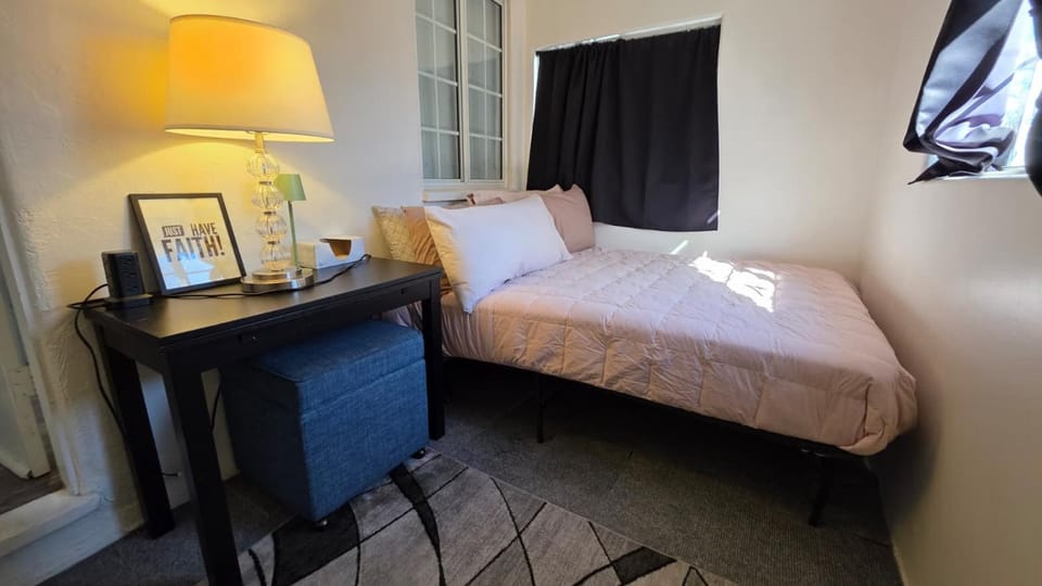 Bobbies Little Corner Apartment in Beverly Hills