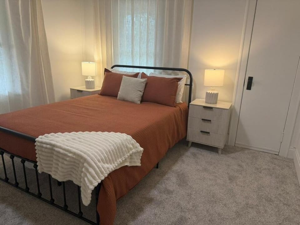 Prime Location! Spacious Family-Friendly Home House in Miamisburg