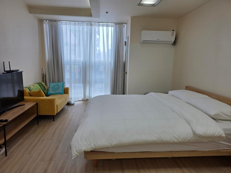 Deluxe Modern Near Dongmyo Apartment in Seoul