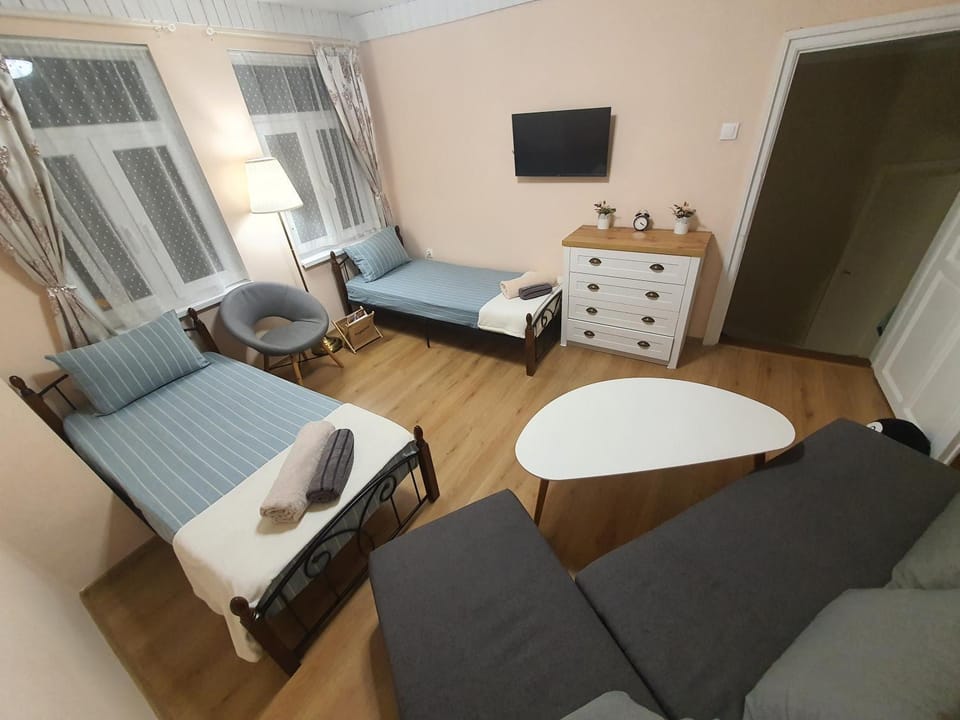 Bed, TV and multimedia, Living room, Photo of the whole room, Seating area, Bedroom