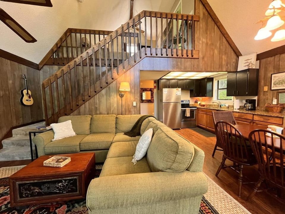 Kitchen or kitchenette, Living room, Seating area, Dining area, stove