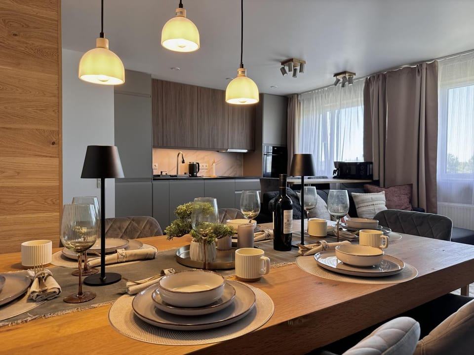 Kitchen or kitchenette, Dining area