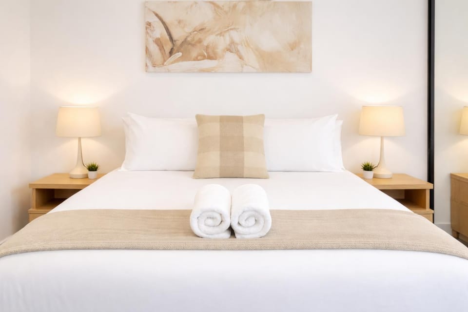 Bed, Bedroom, towels