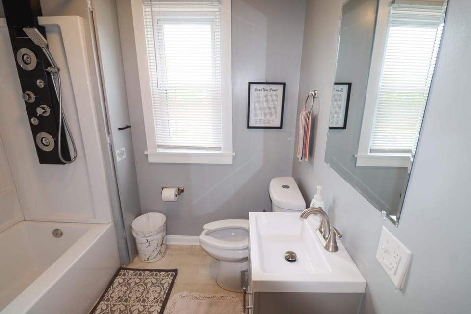 Spacious 5 BR Stay in Westminster Perfect for Groups & Longer Stays Country House in Maryland