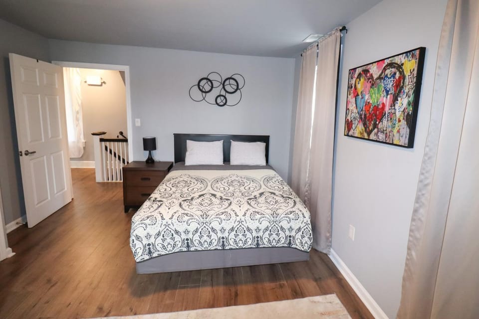 Spacious 5 BR Stay in Westminster Perfect for Groups & Longer Stays Country House in Maryland