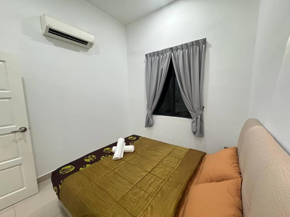 Bedroom, towels, air conditioner