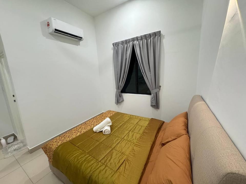 Bed, Bedroom, towels, air conditioner