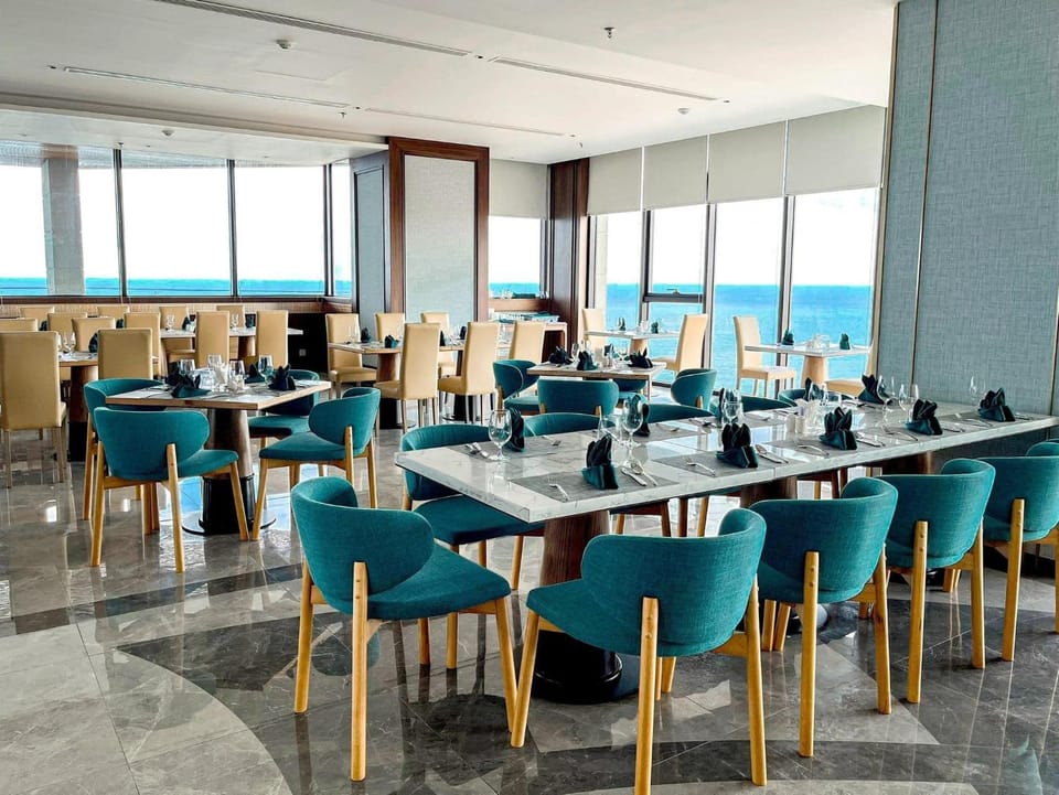 Restaurant/places to eat, Restaurant/places to eat, Seating area