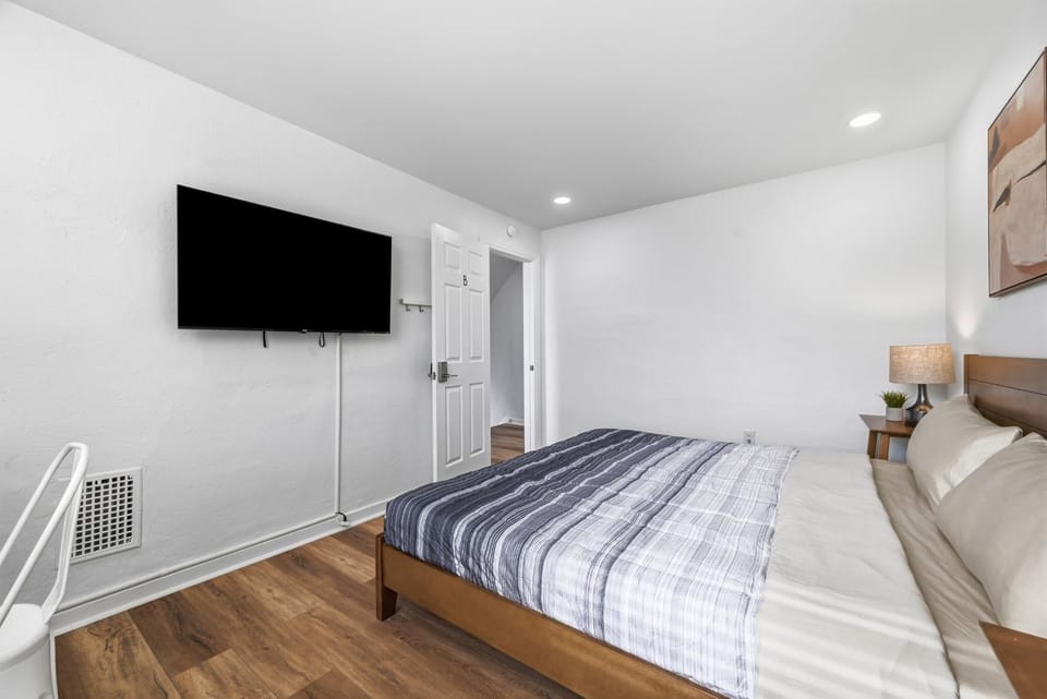 Dormont, Pittsburgh !B Modern and Spacious Private Bedroom with Shared Bathroom Vacation rental in Mount Lebanon