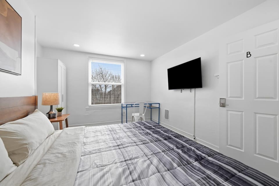 Dormont, Pittsburgh !B Modern and Spacious Private Bedroom with Shared Bathroom Vacation rental in Mount Lebanon