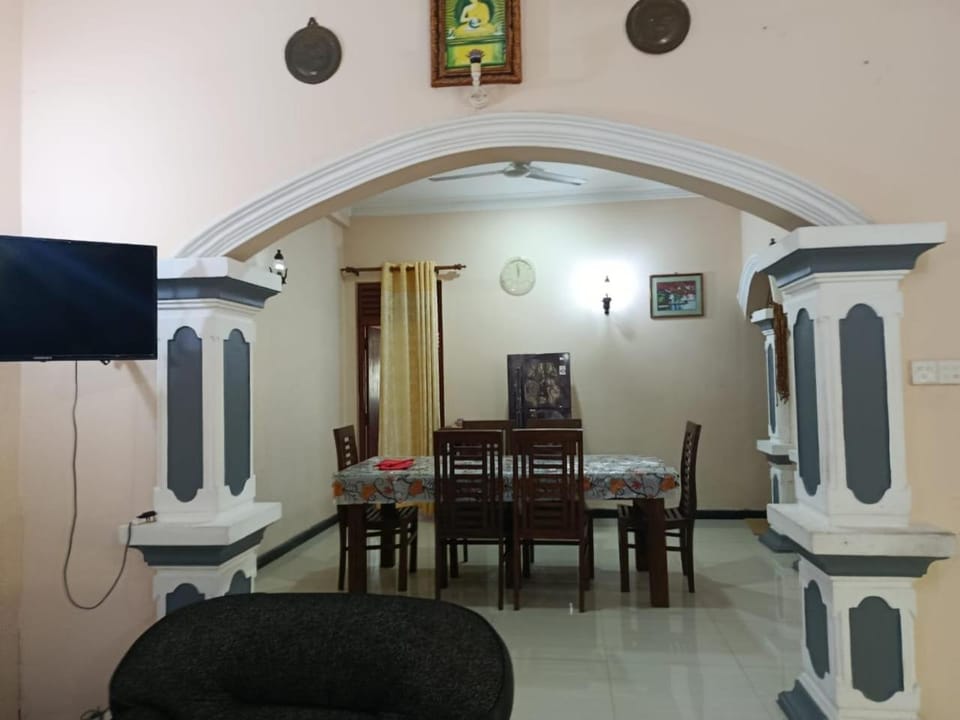 Property building, TV and multimedia, Seating area, Dining area