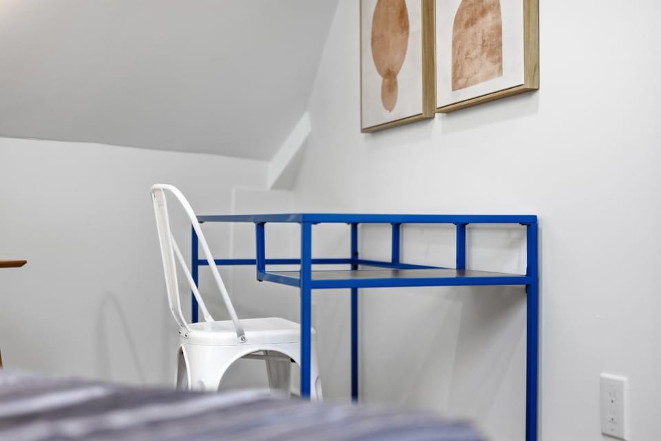 Dormont, Pittsburgh !C Modern & Unique Private Bedroom with Shared Bathroom Vacation rental in Mount Lebanon