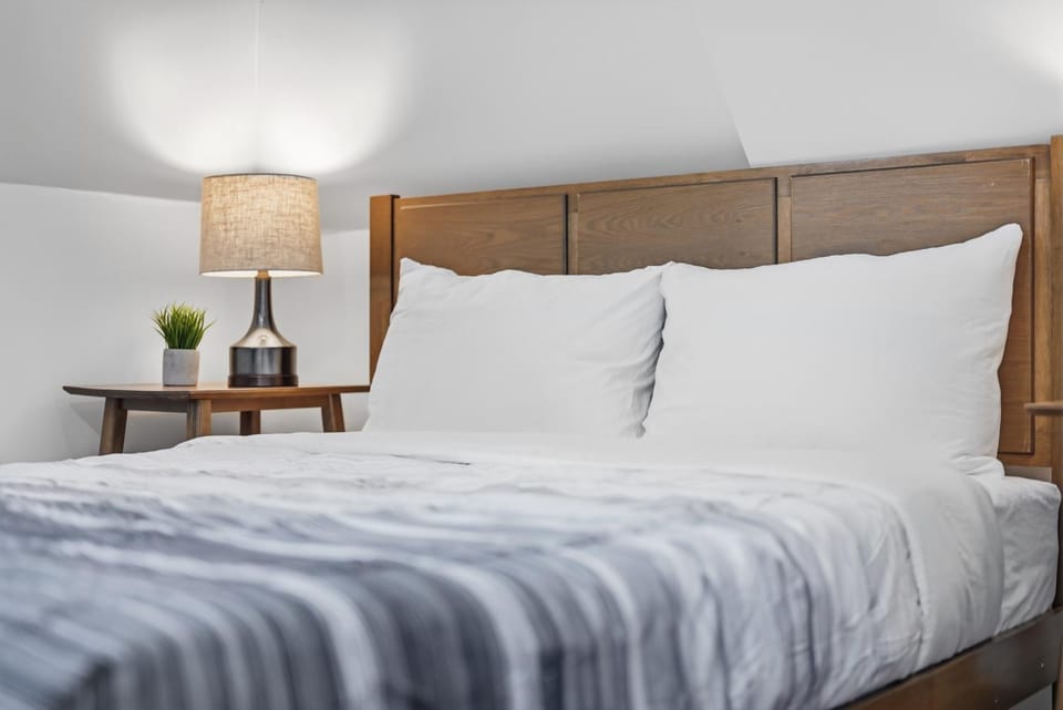 Dormont, Pittsburgh !C Modern & Unique Private Bedroom with Shared Bathroom Vacation rental in Mount Lebanon