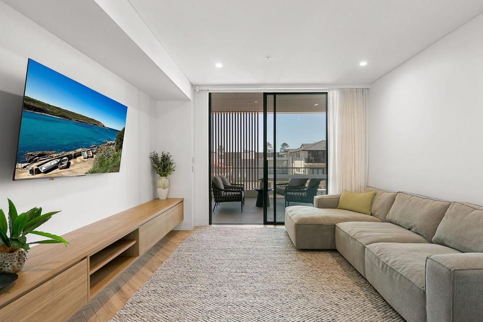 3BR Coastal Escape with Ocean Views, Shared Pool & Jacuzzi, 2 Car Spaces & Walk to Surf Beach Apartment in Kiama