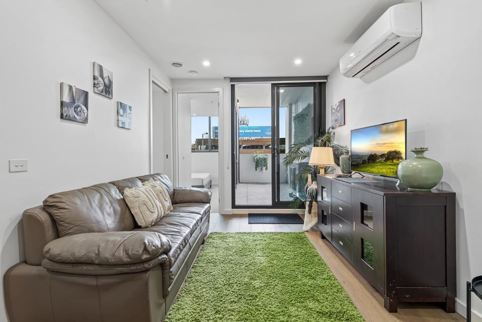 A-Min Walk to Oakleigh Station 2BR with Parking Apartment in City of Monash
