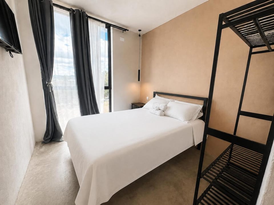 Bed, TV and multimedia, Photo of the whole room, Bedroom