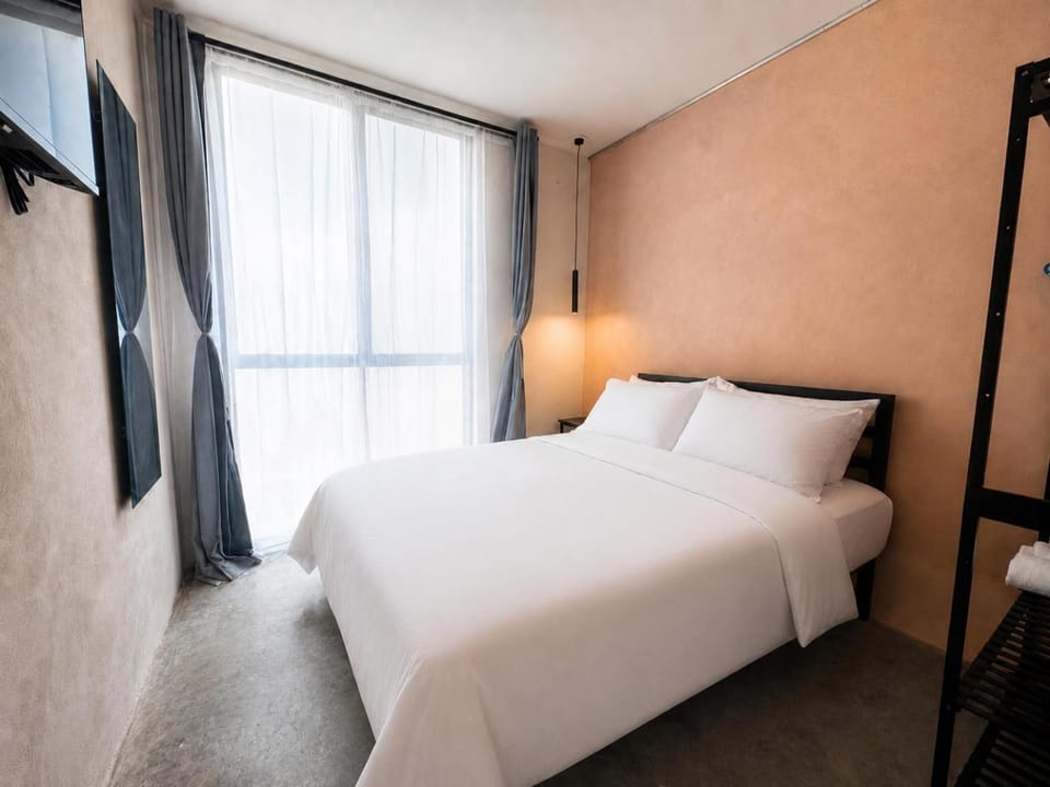 Bed, TV and multimedia, Photo of the whole room, Bedroom