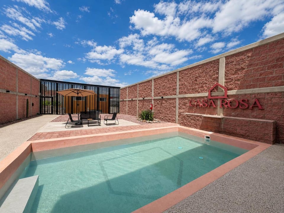 Property building, Day, Pool view, Swimming pool, sunbed