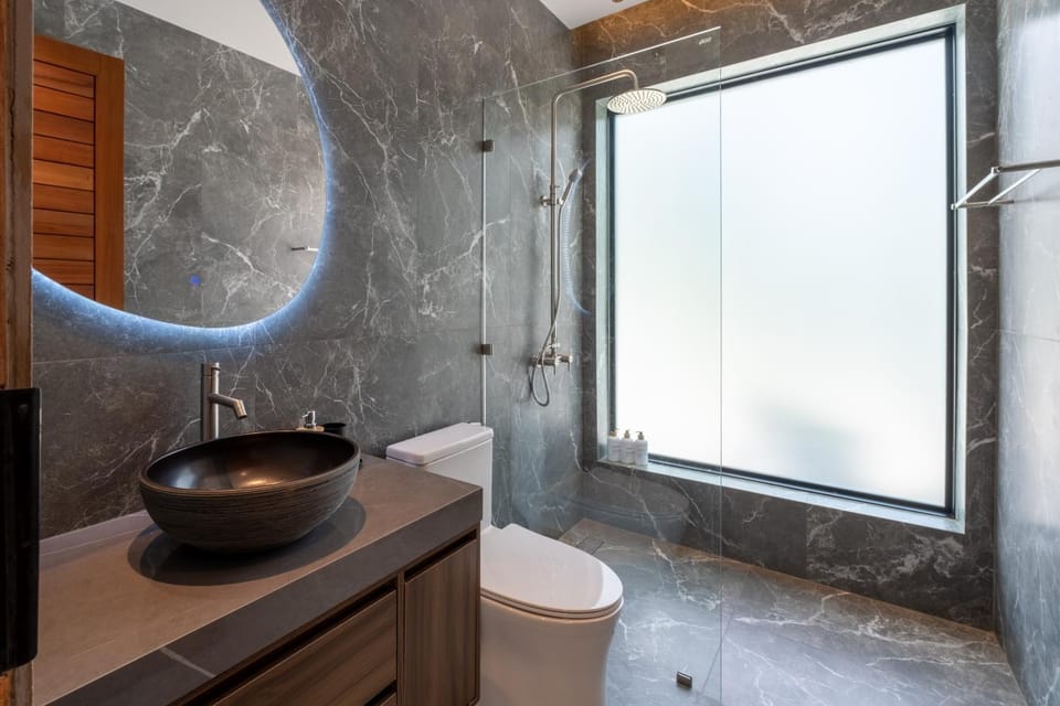Shower, Toilet