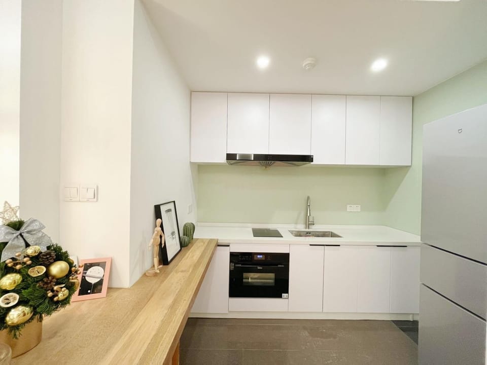 Kitchen or kitchenette, minibar, oven
