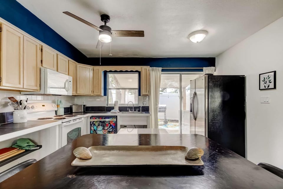 Pet Friendly 2B Games & BBQ - Walk to the Beach Apartment in Indian Rocks Beach
