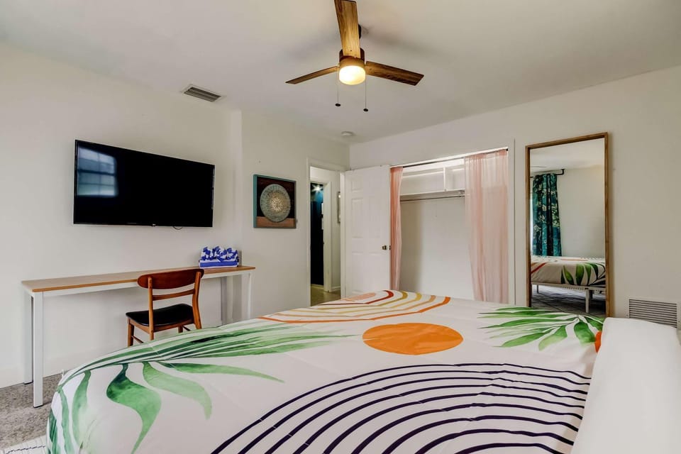 Pet Friendly 2B Games & BBQ - Walk to the Beach Apartment in Indian Rocks Beach