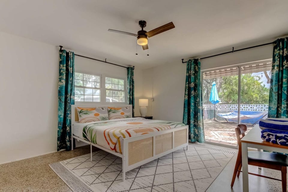 Pet Friendly 2B Games & BBQ - Walk to the Beach Apartment in Indian Rocks Beach