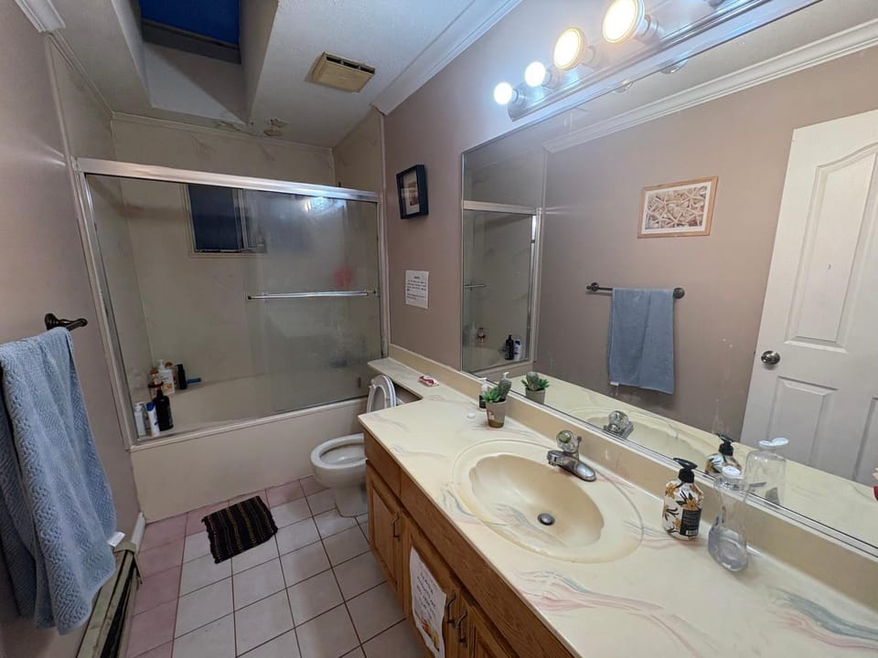 Modern Surrey Stay Near King George Blvd & Surrey memorial - Free Parking & Transit Access Vacation rental in Surrey