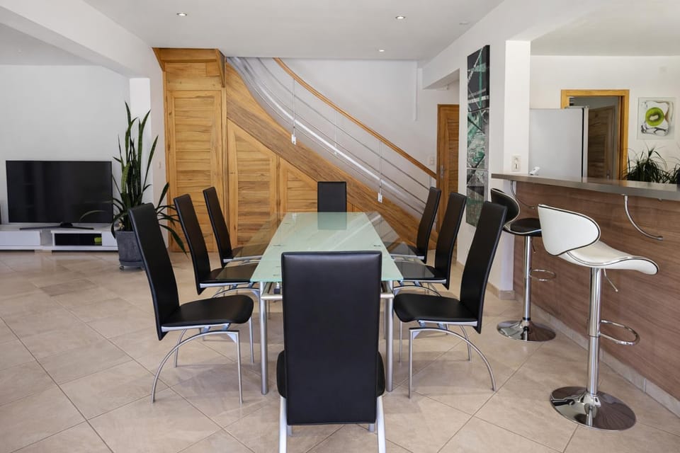 Communal lounge/ TV room, TV and multimedia, Kitchen or kitchenette, Living room, Seating area, Dining area