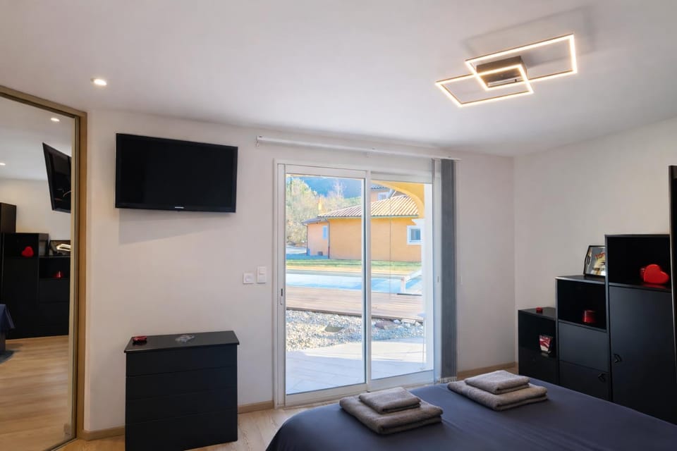 Bed, TV and multimedia, Photo of the whole room, Bedroom