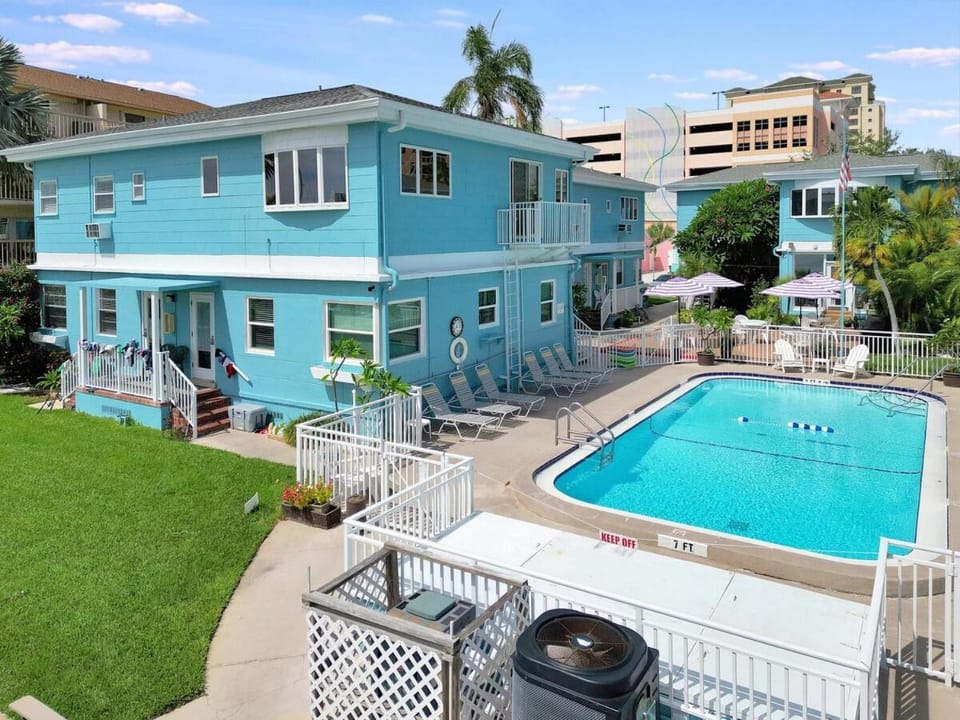 Clearwater Beach Waterview Condo & Heated Pool Apartment in Clearwater Beach