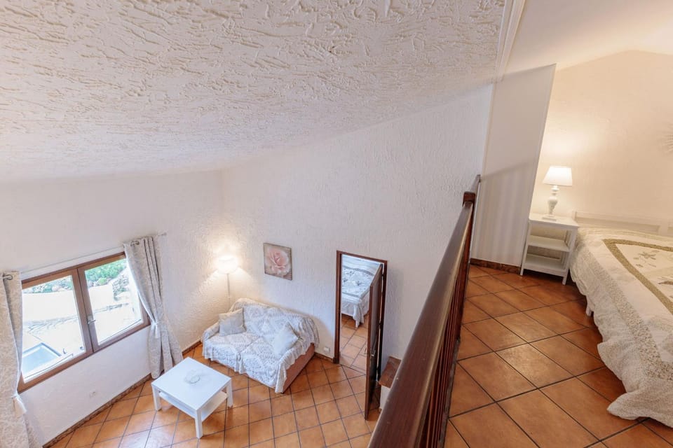 Bed, Living room, Bedroom