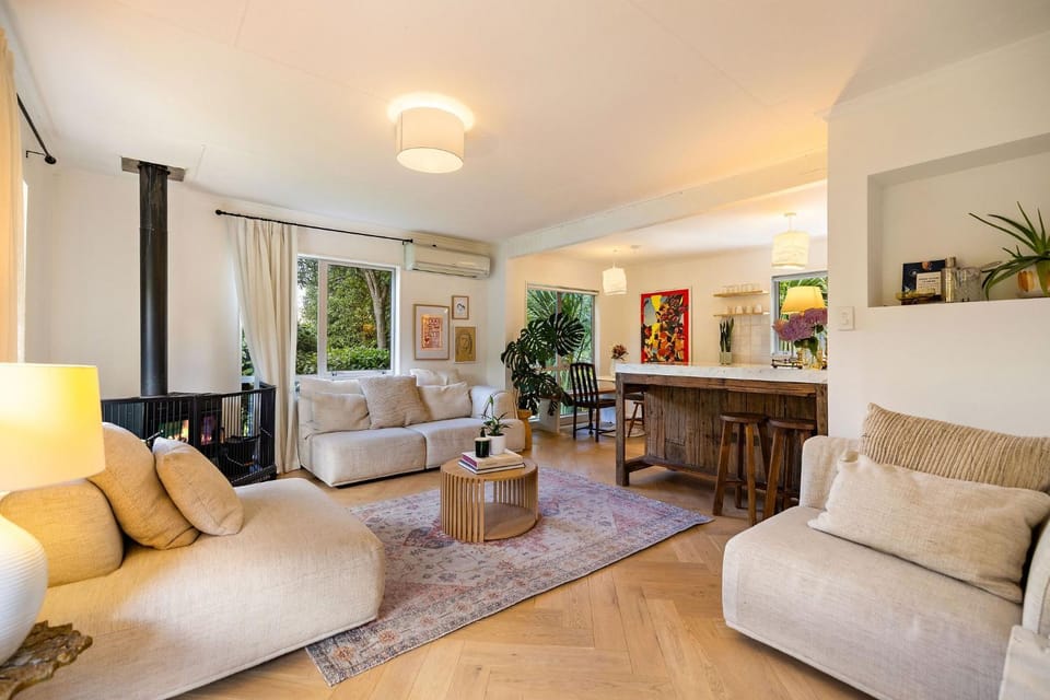 Living room, fireplace, air conditioner