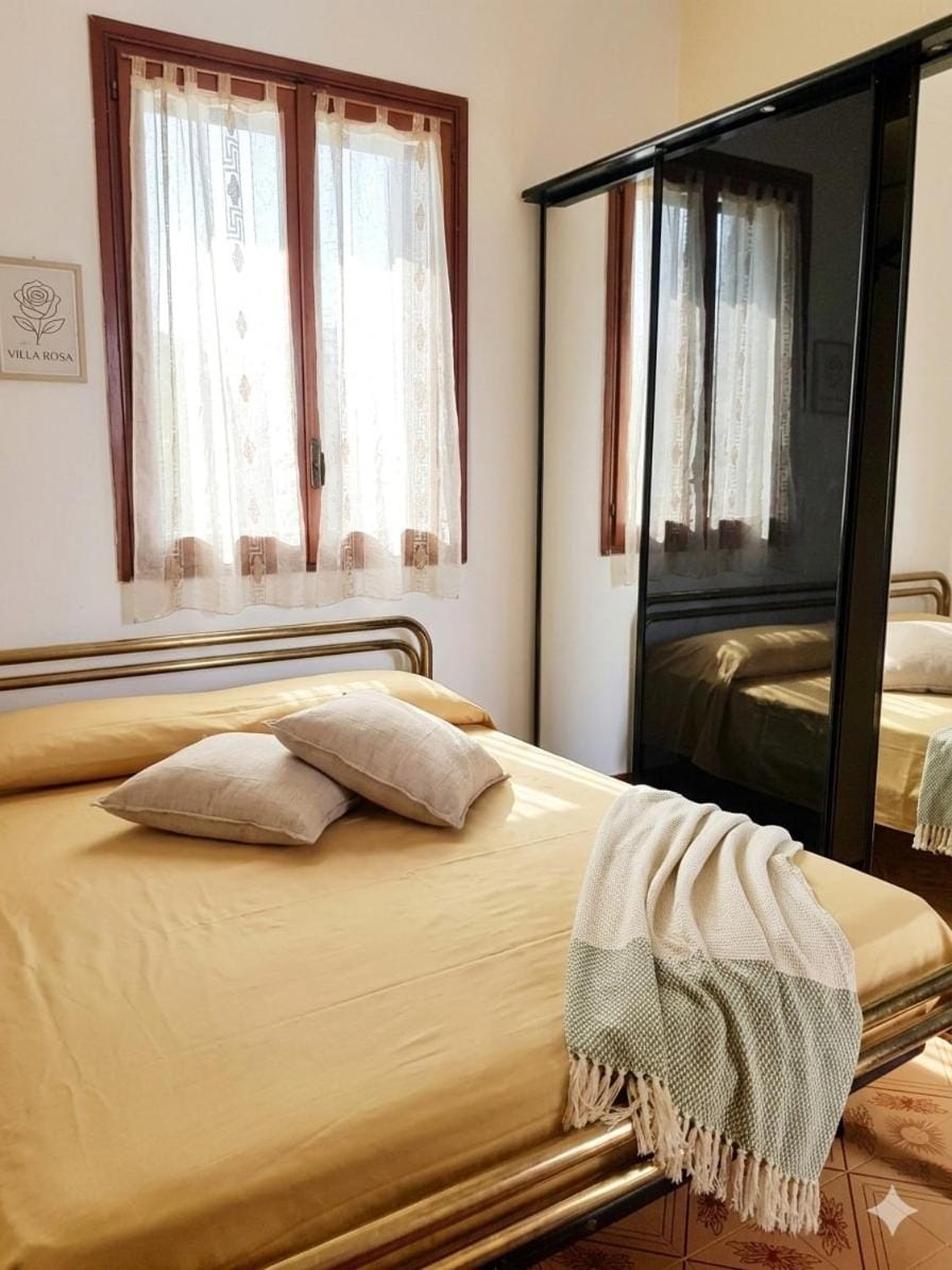 Villa Rosa House in Baia Verde