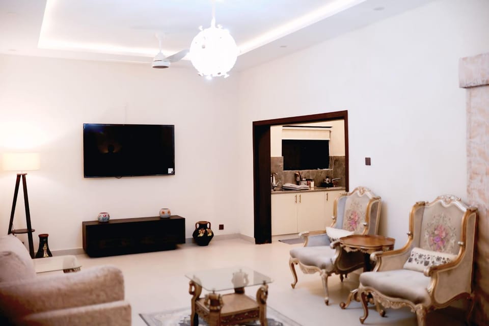 TV and multimedia, Kitchen or kitchenette, Seating area