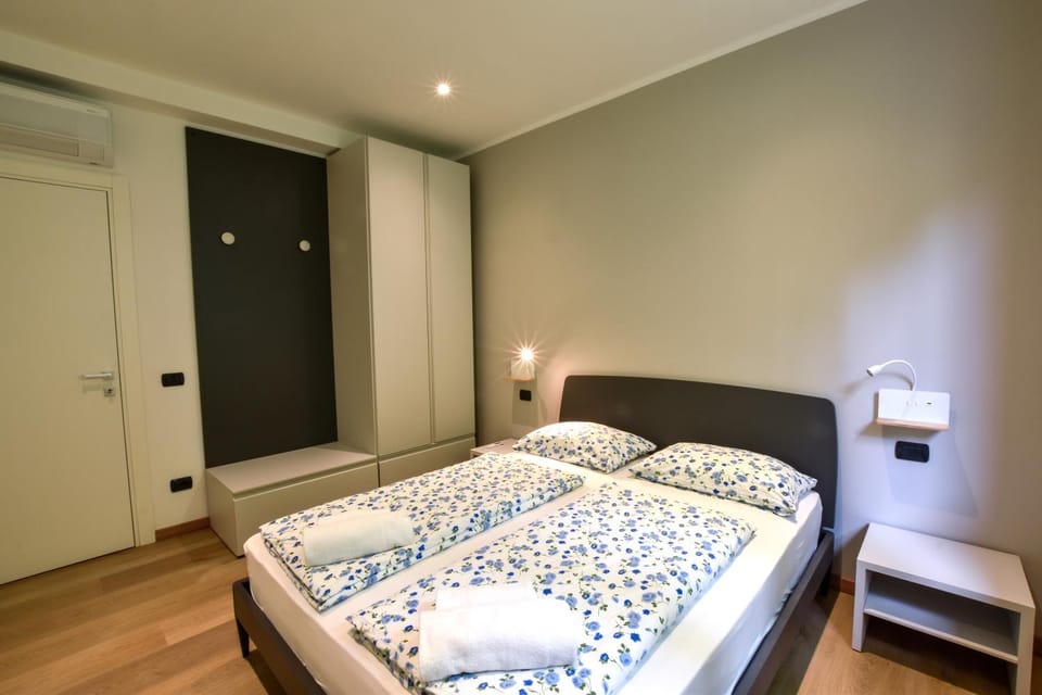 Bedroom, wardrobe, air conditioner