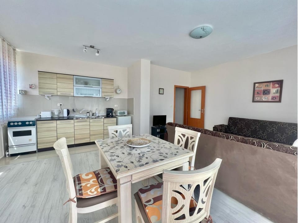 Kitchen or kitchenette, Living room, Seating area, Dining area, stove