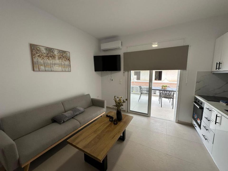Loutraki's Hideaway , 2 min walk to beach Apartment in Euboea