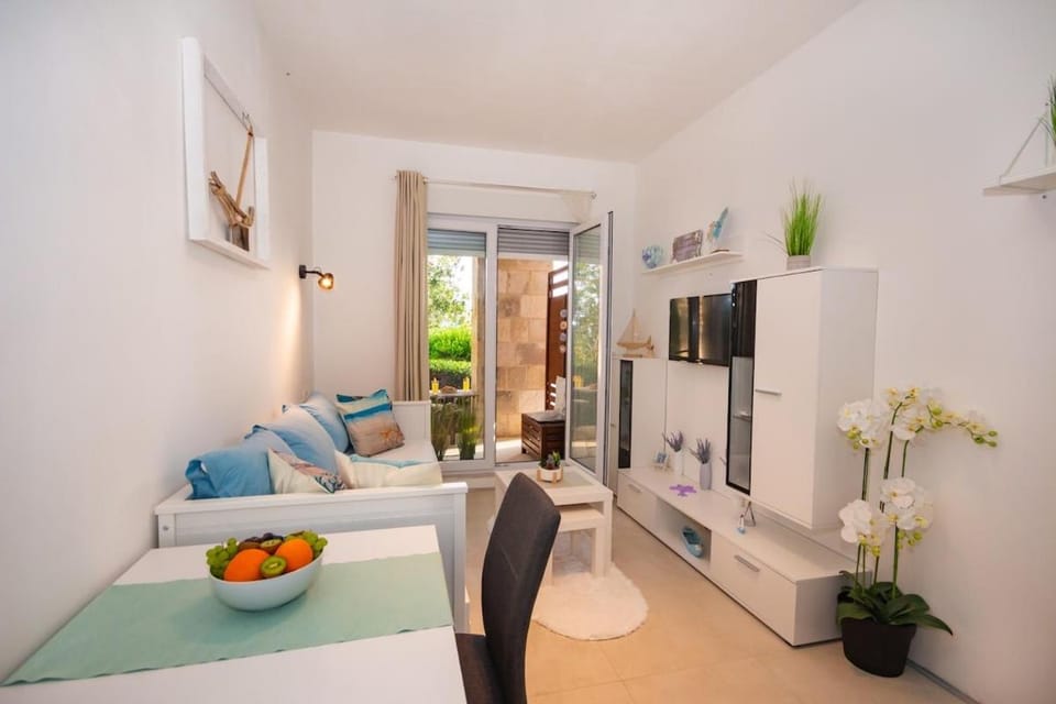 TV and multimedia, Kitchen or kitchenette, Living room, Food and drinks, Seating area, Dining area, Evening entertainment, Food