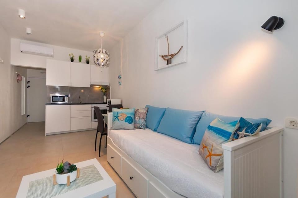Kitchen or kitchenette, Living room, Seating area, Dining area, oven