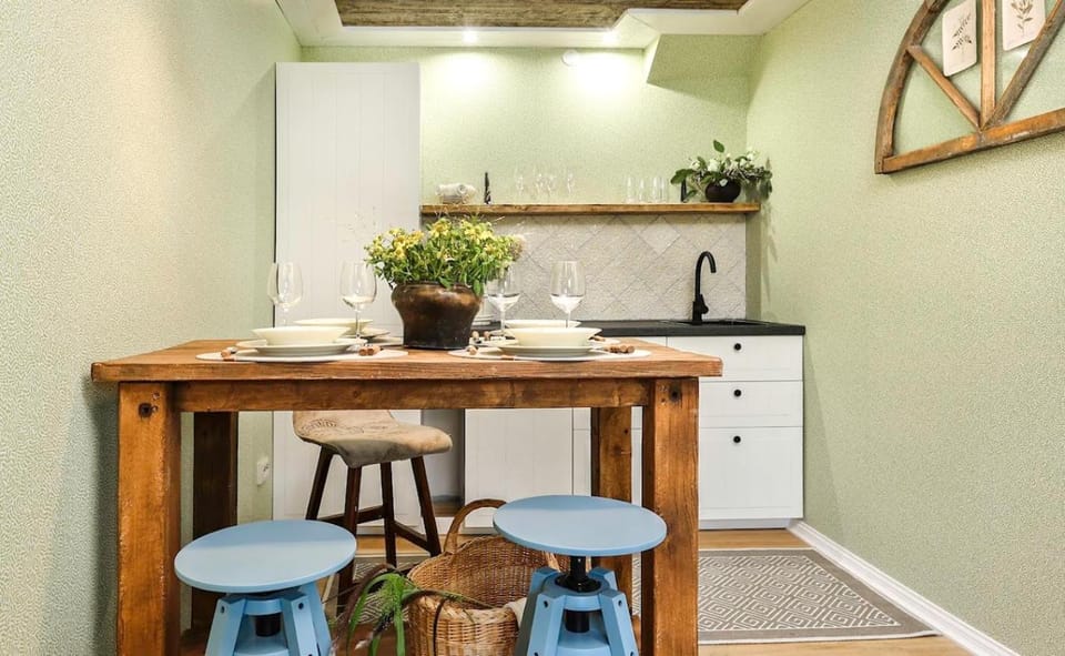 Kitchen or kitchenette, Dining area