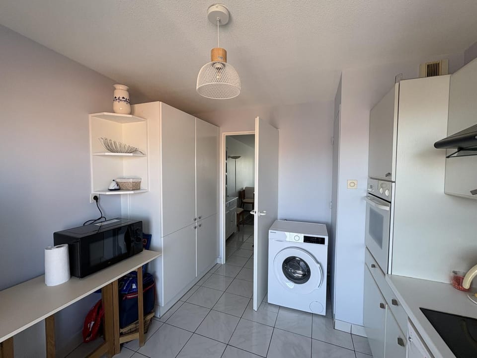 Kitchen or kitchenette, washing machine