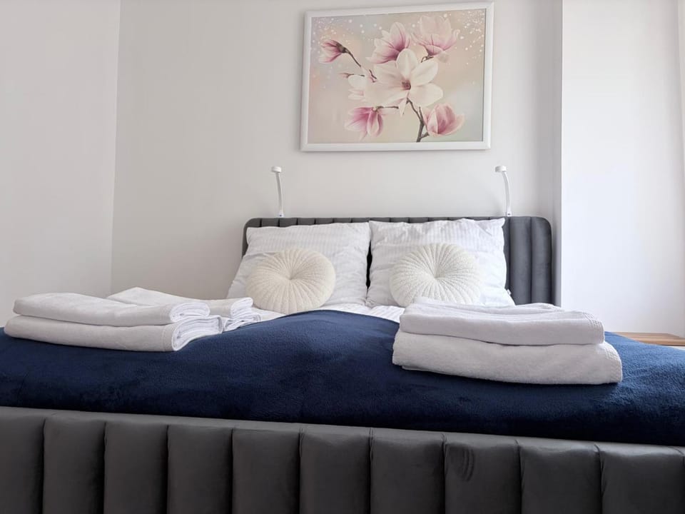 Bed, Photo of the whole room, Bedroom, towels, towels
